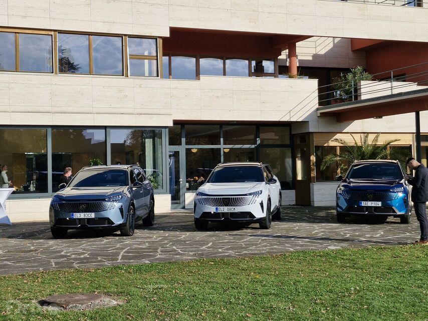 Peugeot e-5008 a 5008 Hybrid