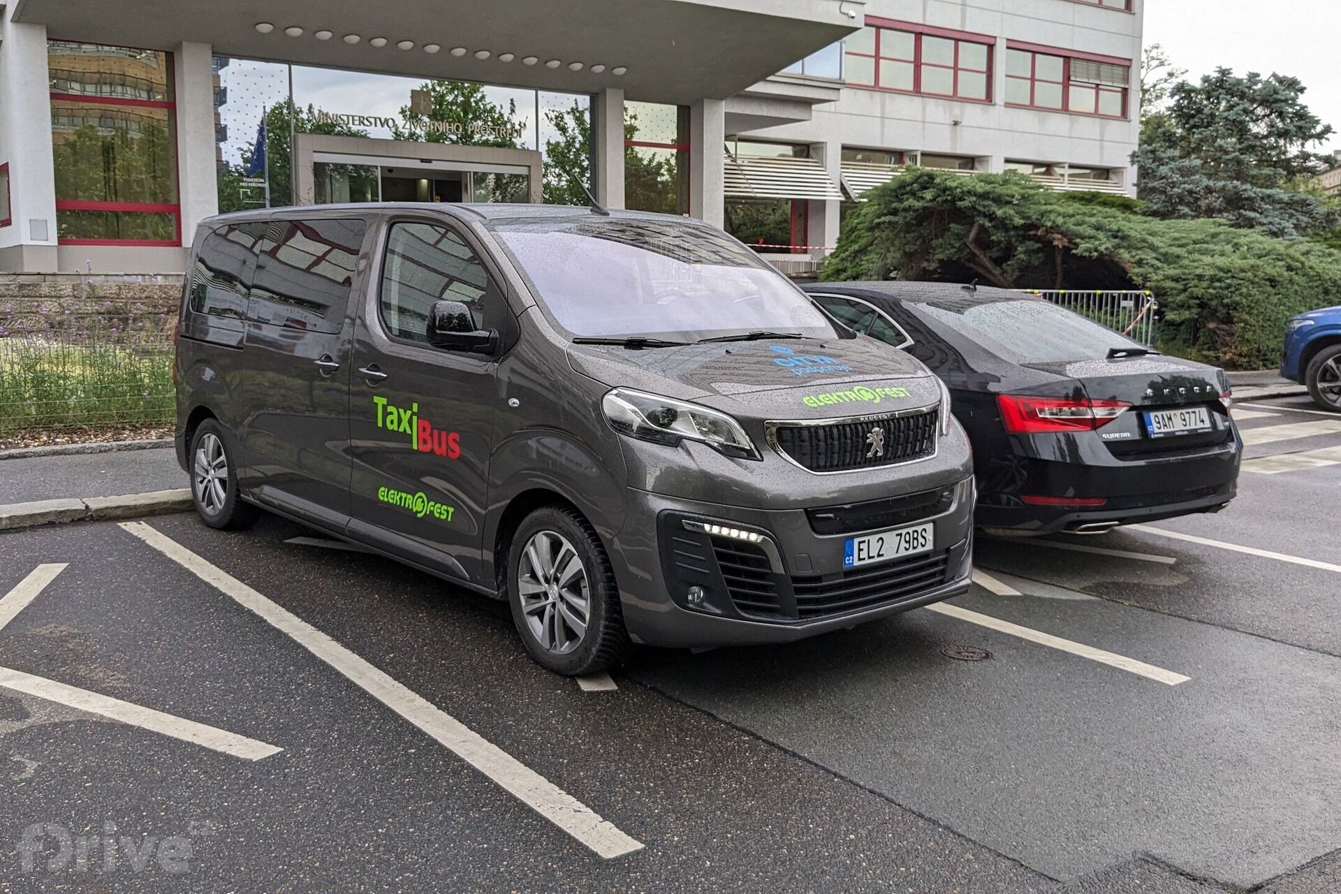 Peugeot e-Traveller v barvách TaxiBus