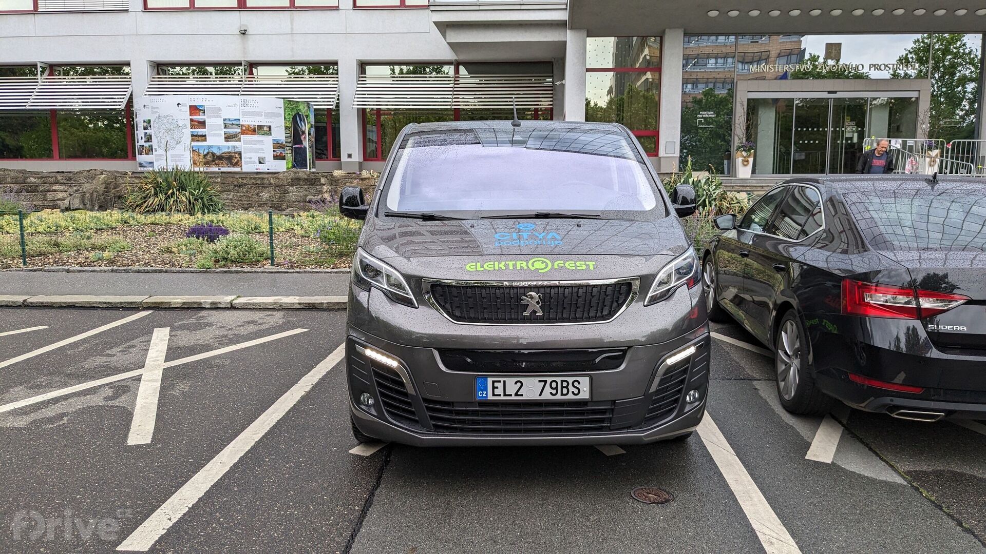 Peugeot e-Traveller v barvách TaxiBus