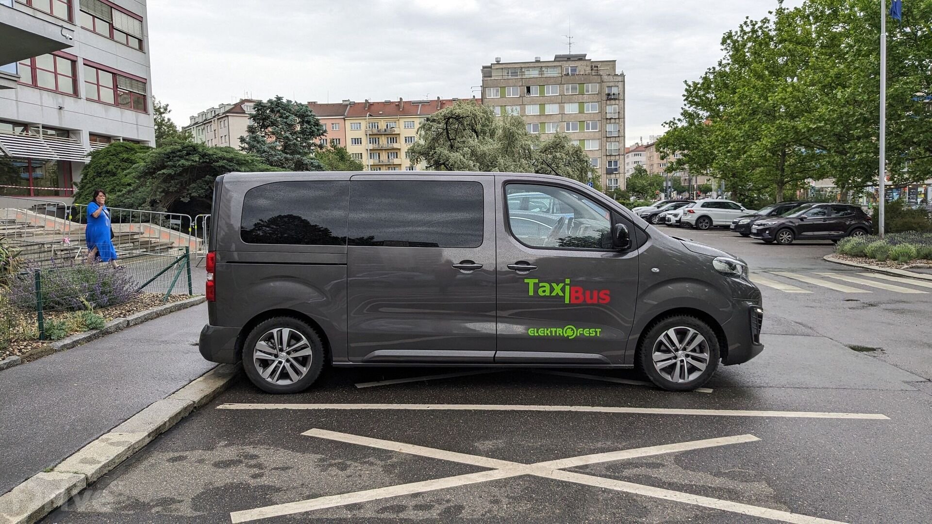 Peugeot e-Traveller v barvách TaxiBus