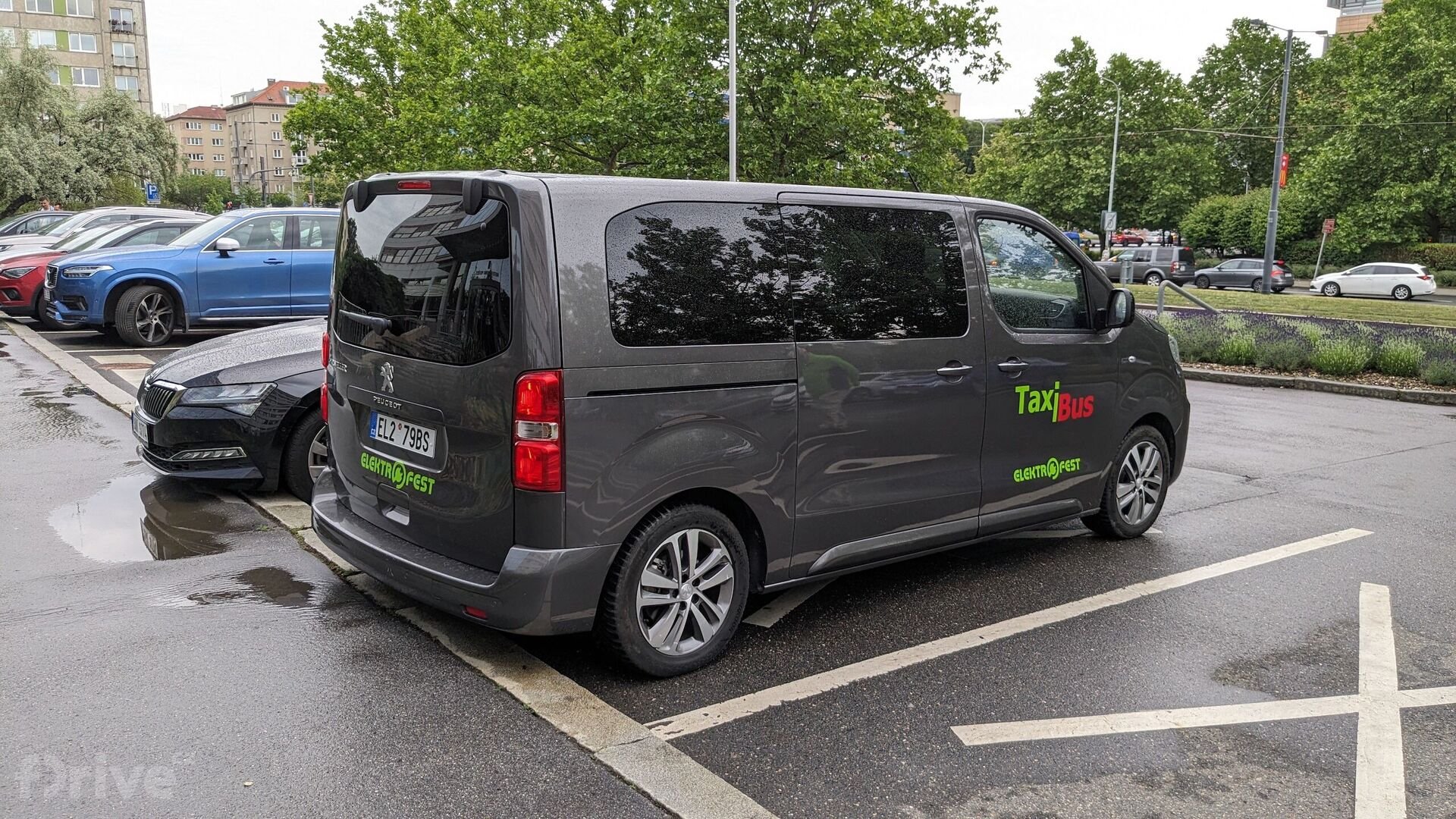 Peugeot e-Traveller v barvách TaxiBus