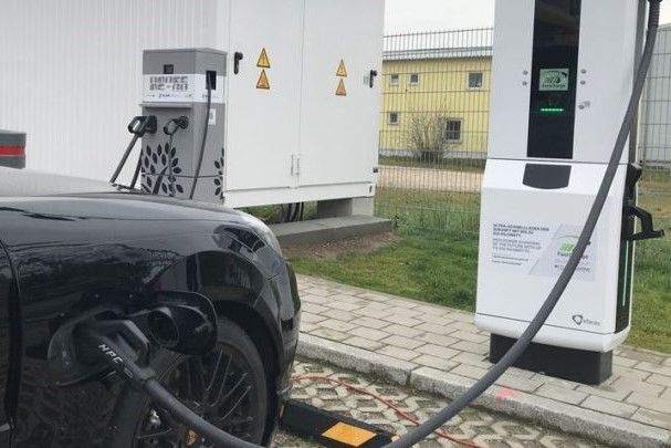 Porsche a BMW 450kW nabíječka