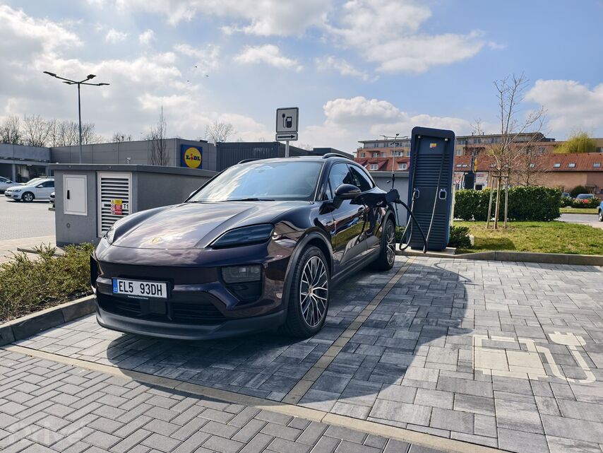 Porsche Macan EV