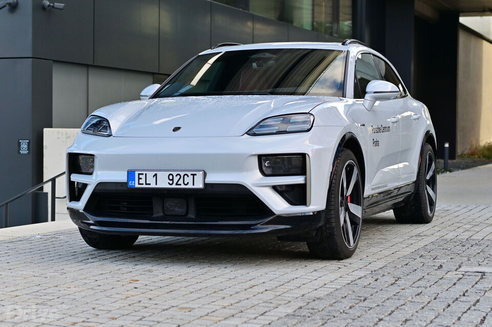 Porsche Macan EV