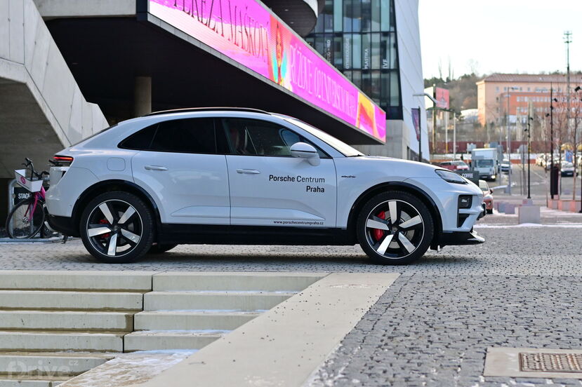 Porsche Macan EV