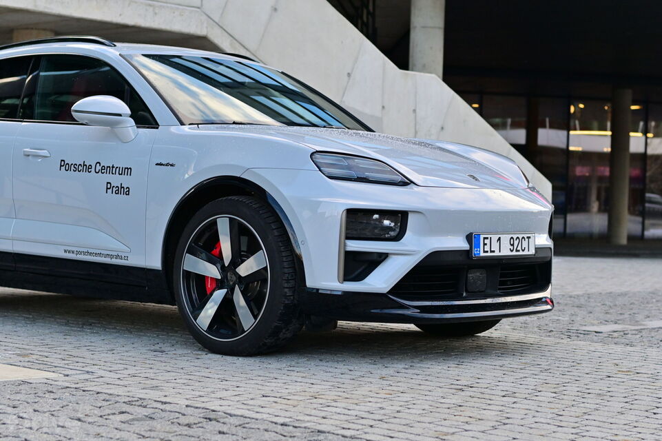 Porsche Macan EV