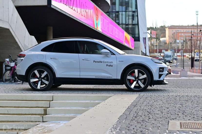 Porsche Macan EV