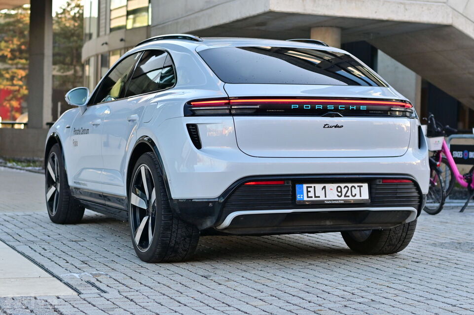 Porsche Macan EV