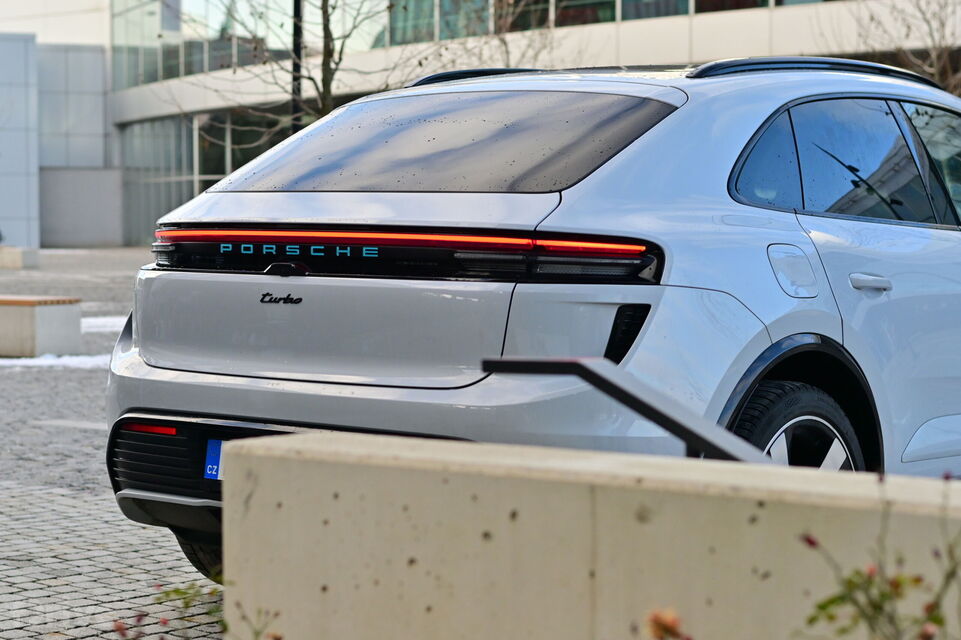 Porsche Macan EV