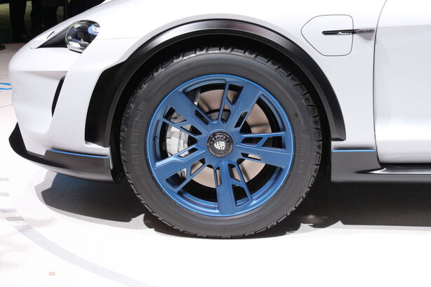 Porsche Mission E Cross Turismo (2018)