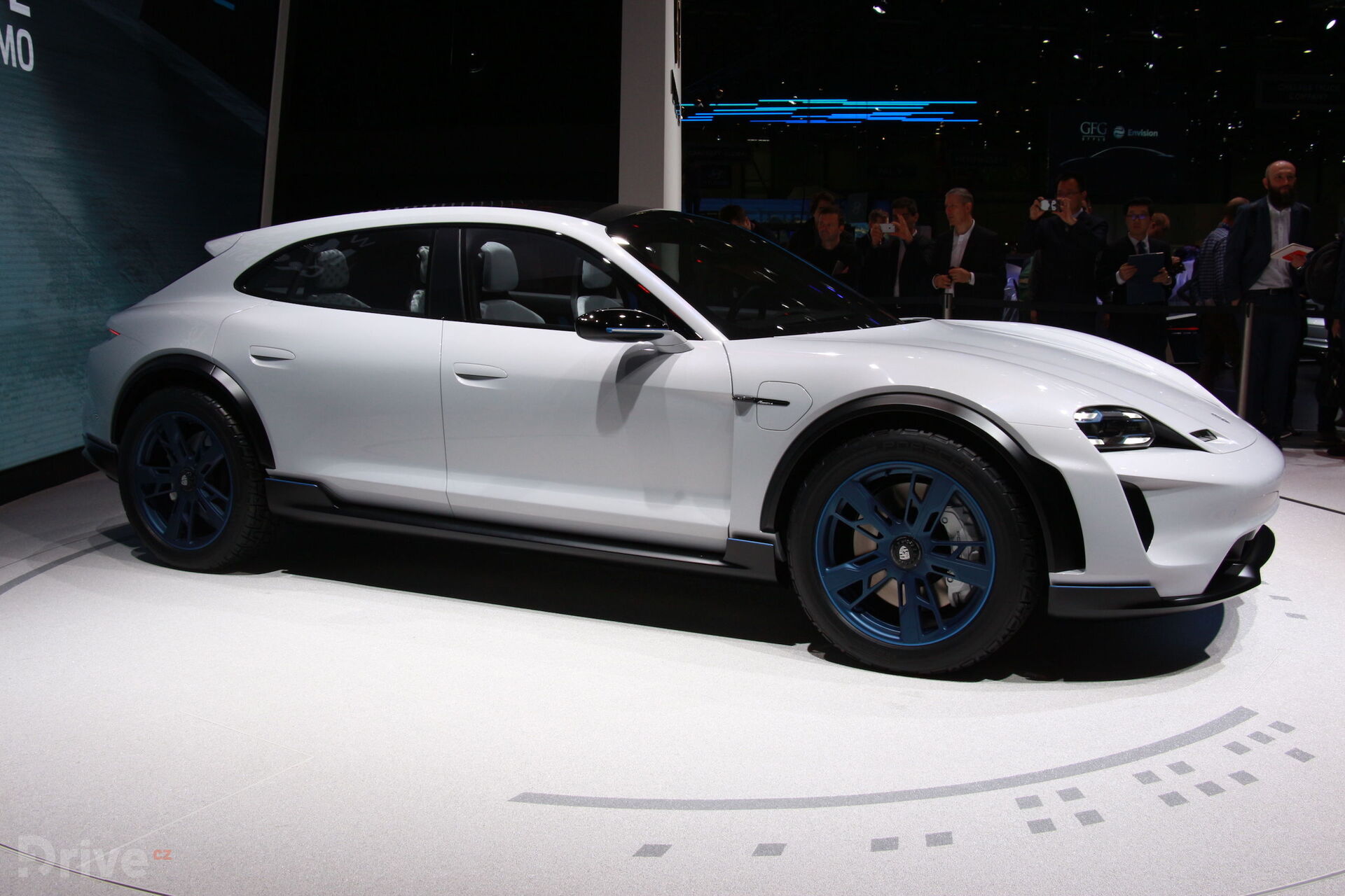 Porsche Mission E Cross Turismo (2018)