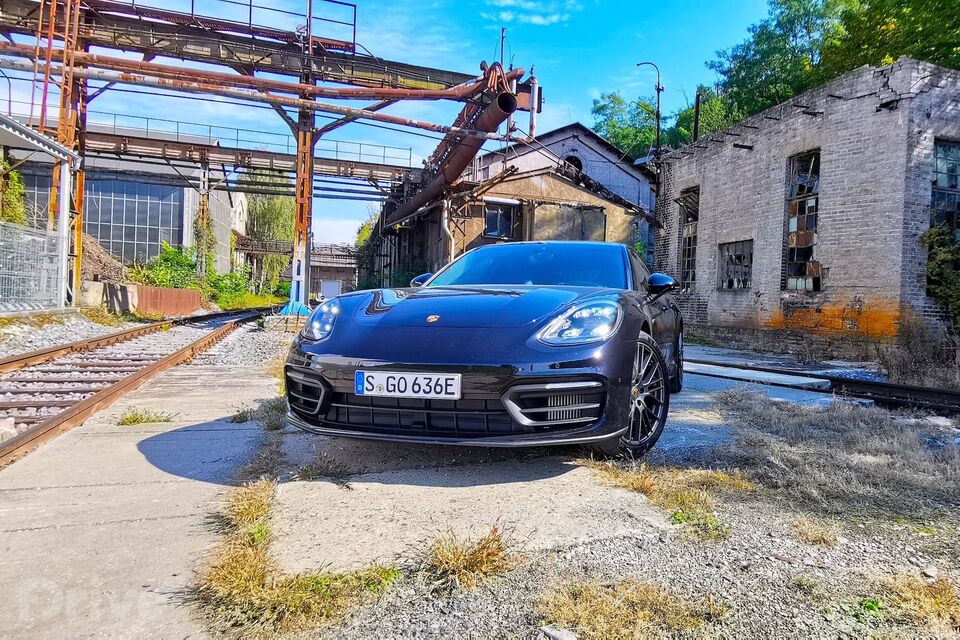 Porsche Panamera 4 E-Hybrid Platinum Edition