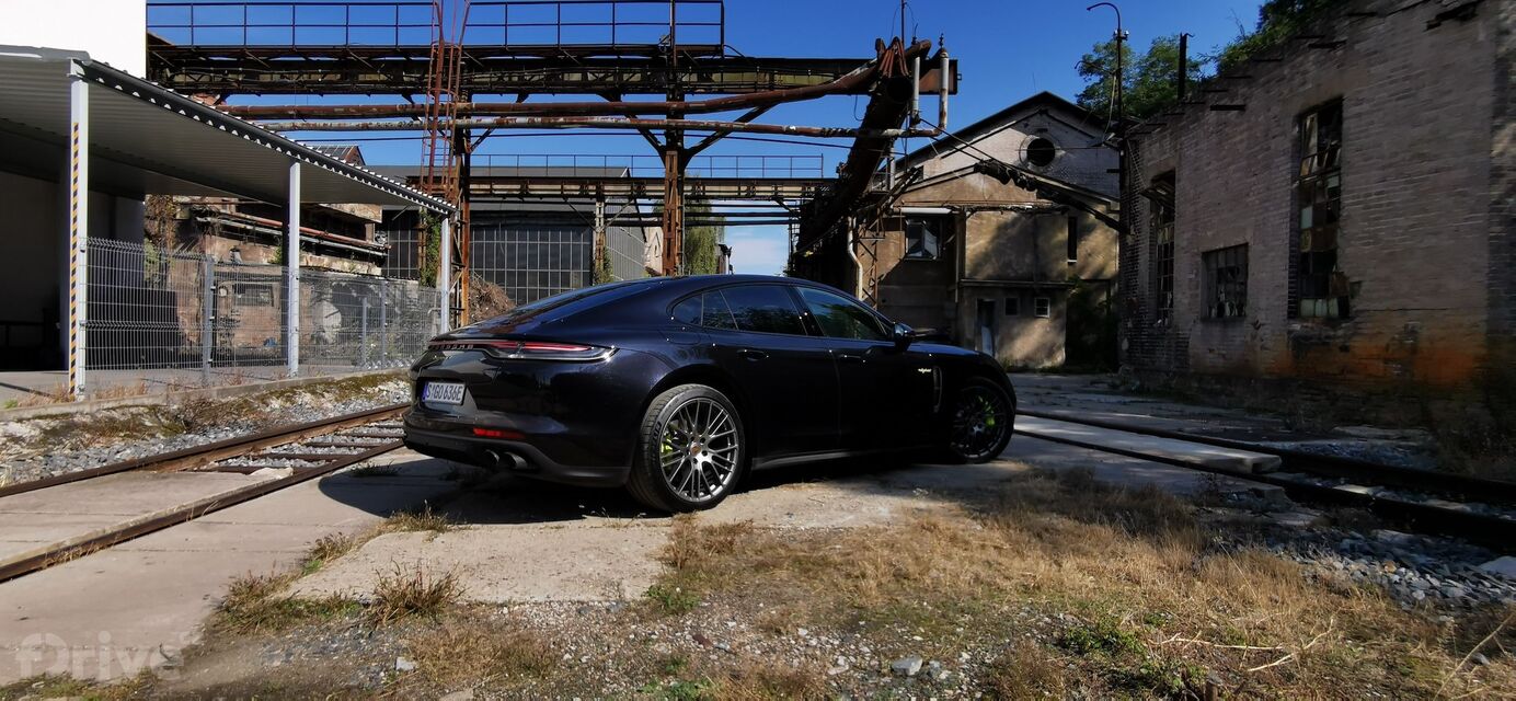Porsche Panamera 4 E-Hybrid Platinum Edition