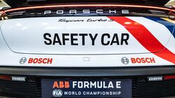 Porsche Taycan Turbo S - nový safety car Formule E