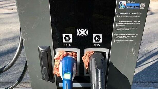 poškozená nabíjecí stanice