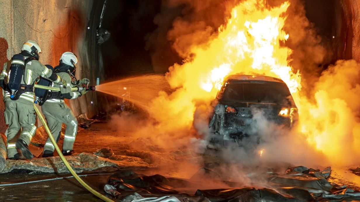 Požár auta v tunelu