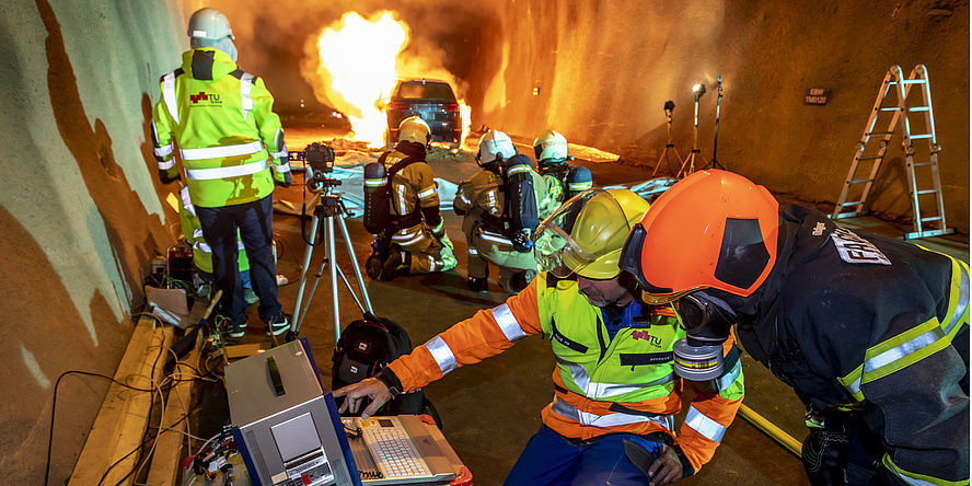 Požár auta v tunelu