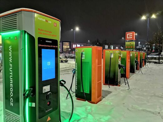 Praha 18 - Letňany, Veselská ul., venkovní parkoviště OC Letňany - Super Zoo