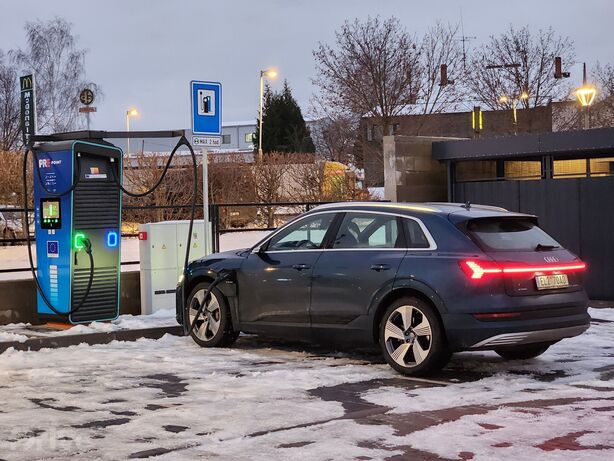 PRE, dálnice D1, exit 66 - Loket, KFC