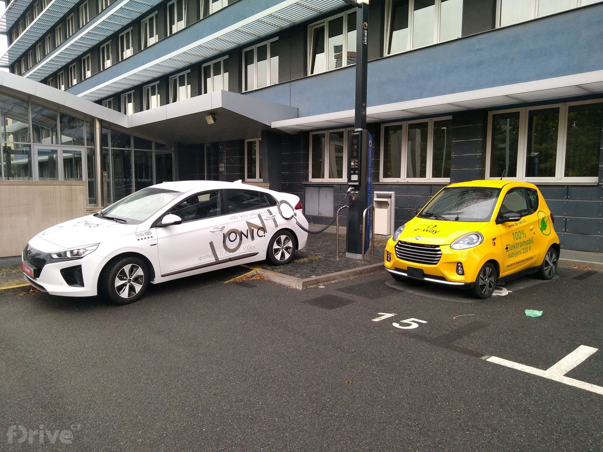 PRE, Praha 10 - Vršovice, ul. Na Hroudě, stará budova PRE, chytrá lampa SMIGHT