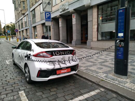 PRE, Praha 2 - Vinohrady, Jugoslávská ul., chytrá lampa SMIGHT
