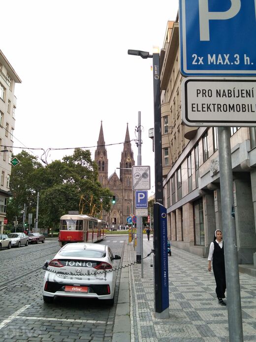 PRE, Praha 2 - Vinohrady, Jugoslávská ul., chytrá lampa SMIGHT