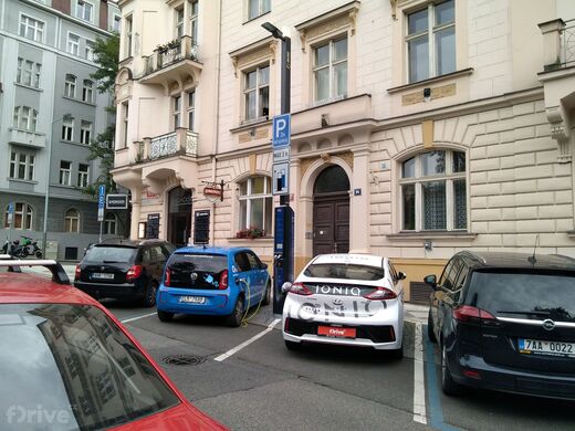 PRE, Praha 2 - Vinohrady, Polská ul., chytrá lampa Smight