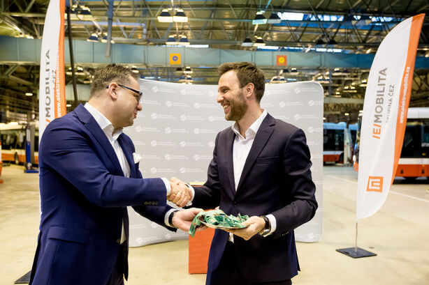 Předaní elektromobilů pro DPP