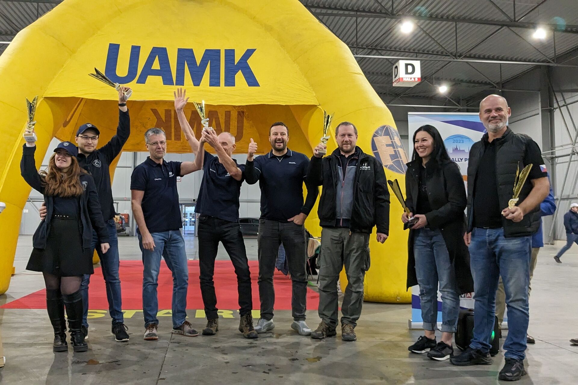 Předávání pohárů vítězným značkám