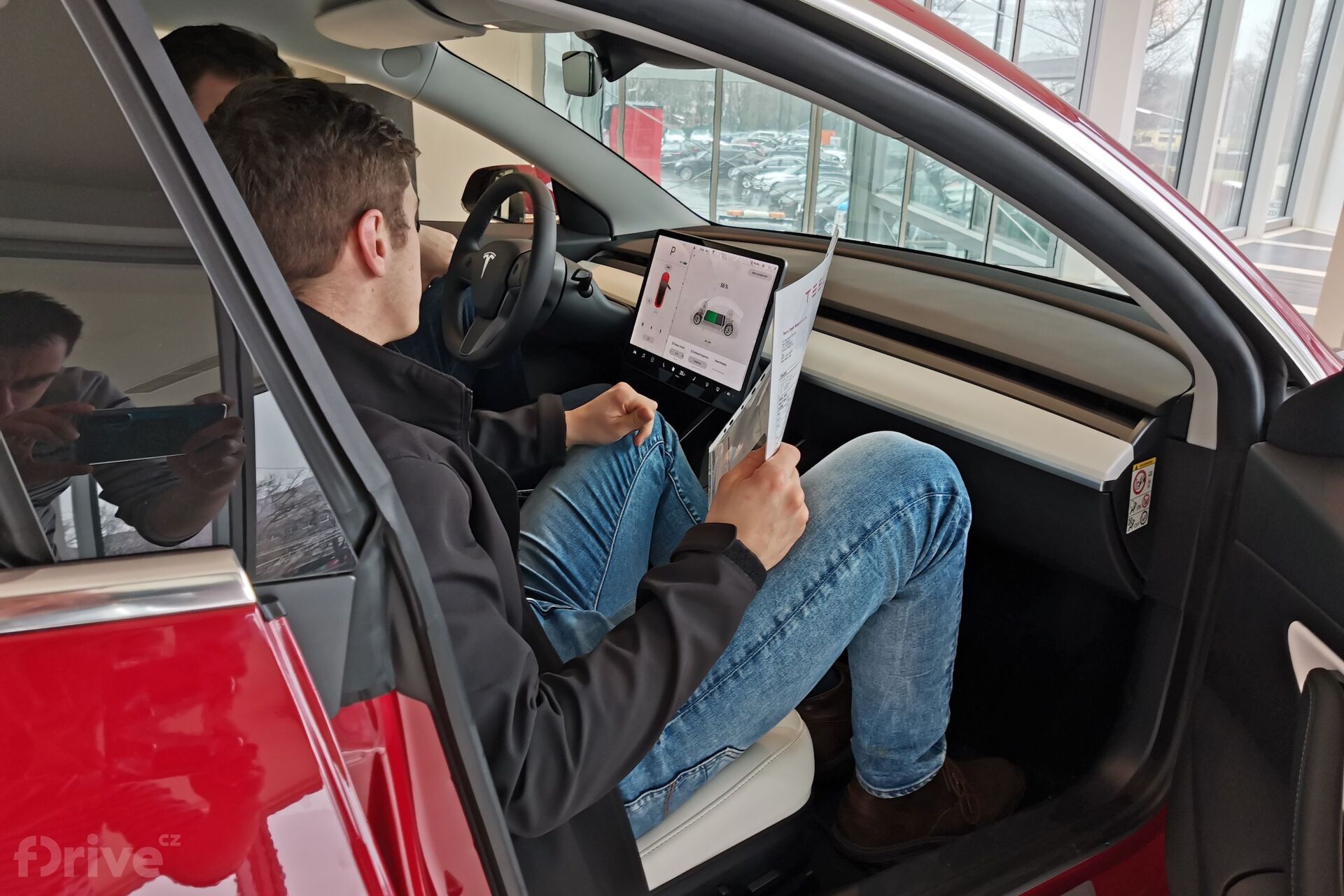 Předávání vozu Tesla v Praze