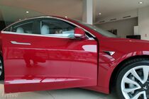 Předávání vozu Tesla v Praze