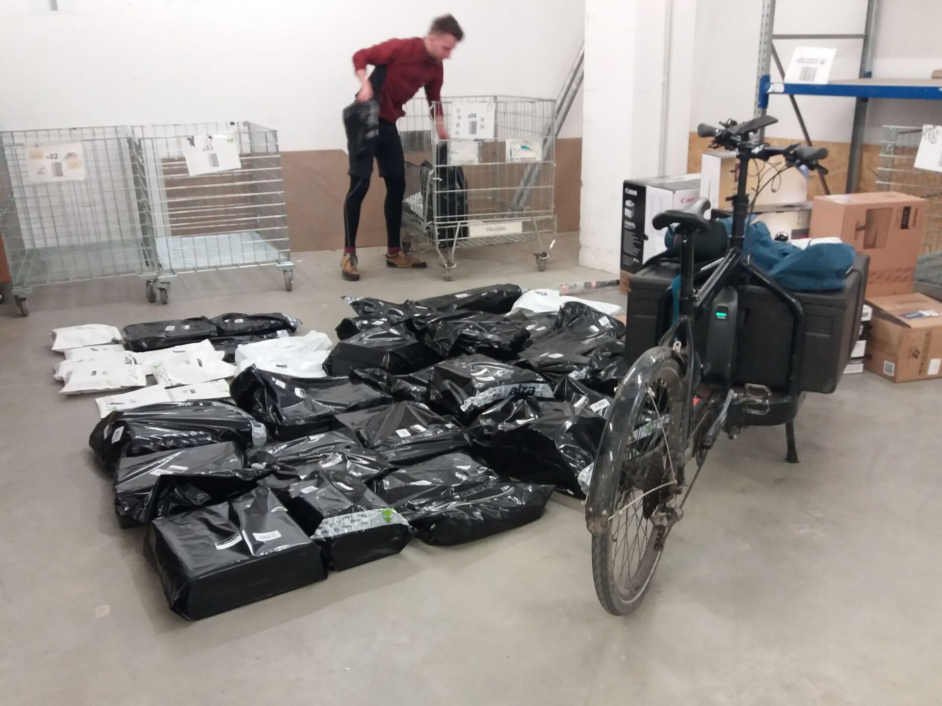 Příprava balíčků pro rozvor cyklokurýrem