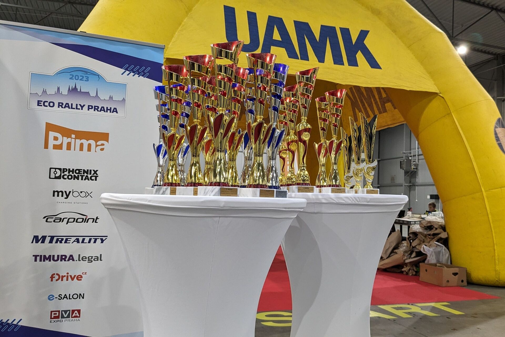 Připravené poháry před slavnostním ceremoniálem