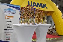 Připravené poháry před slavnostním ceremoniálem