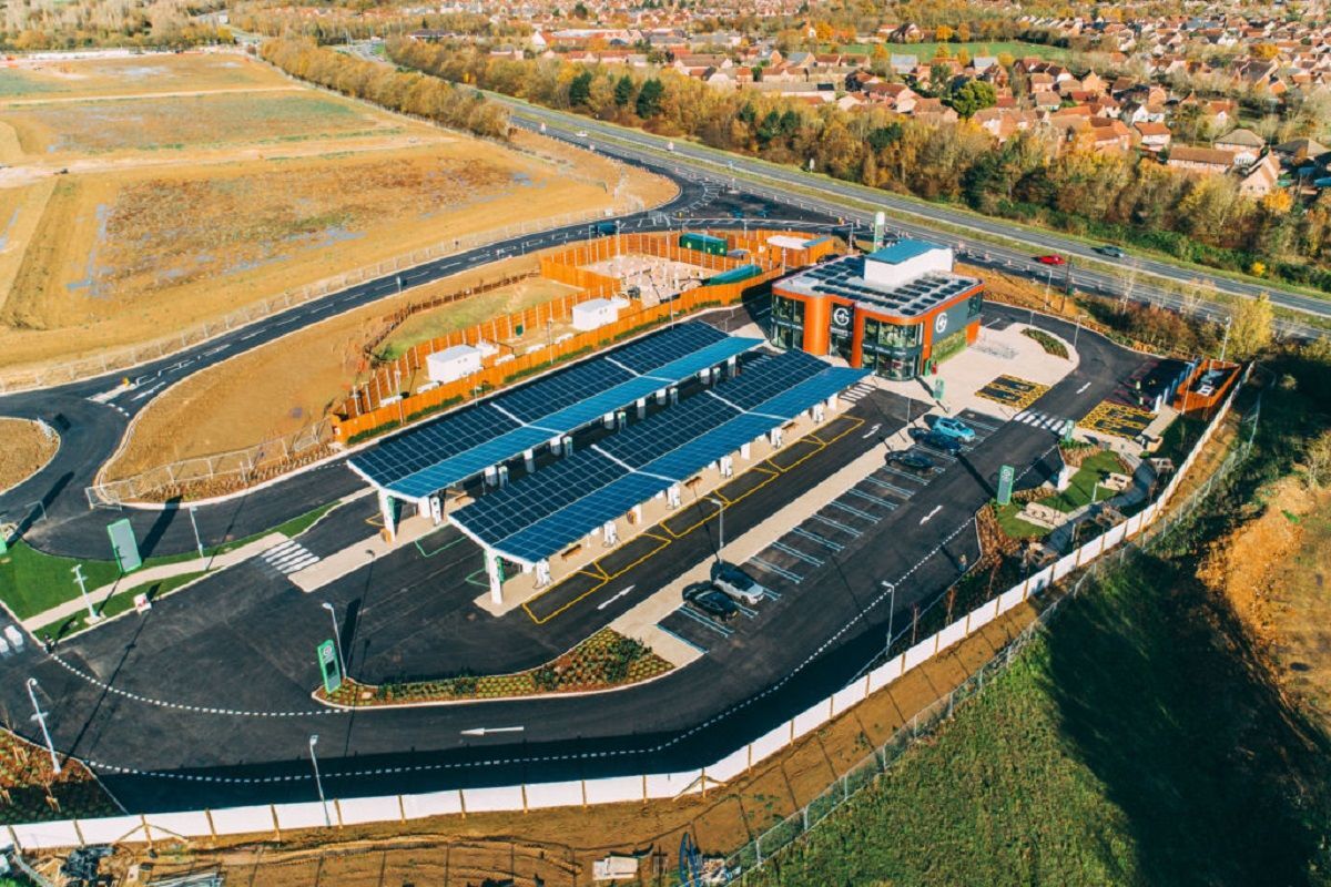 První britská dobíjecí stanice na solární pohon