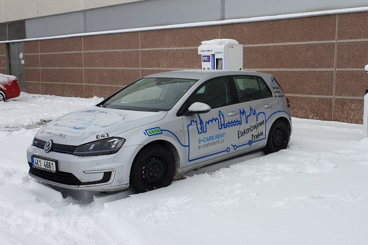 Redakční Volkswagen e-Golf od e-carsrent.cz v zimě na nabíjecí stanici