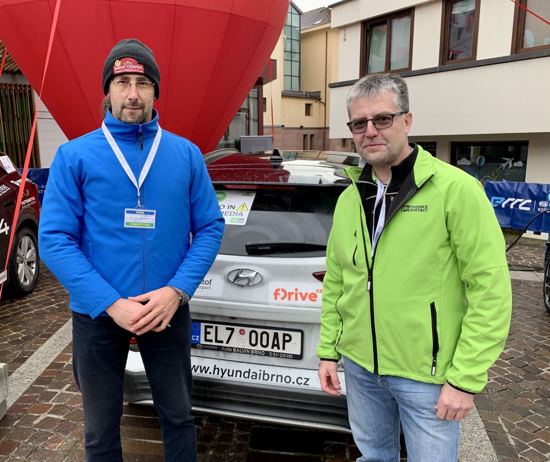 Řidič posádky Kalin Dědikov (vlevo) s navigátorem Petrem Benešem