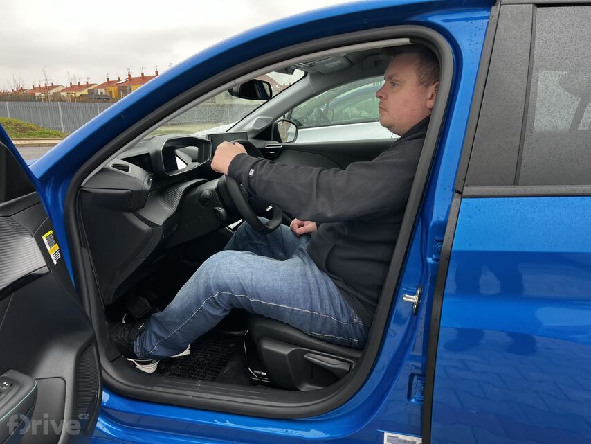 Řidič v Peugeot e-208