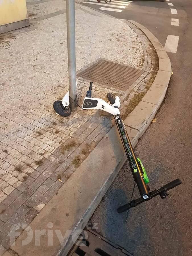 Rozbitá elektrokoloběžka Lime