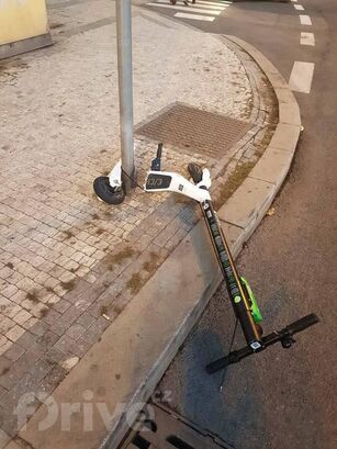 Rozbitá elektrokoloběžka Lime