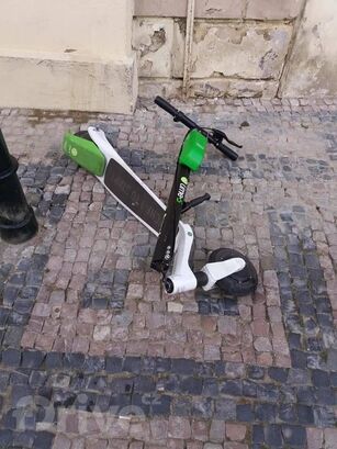 Rozbitá elektrokoloběžka Lime