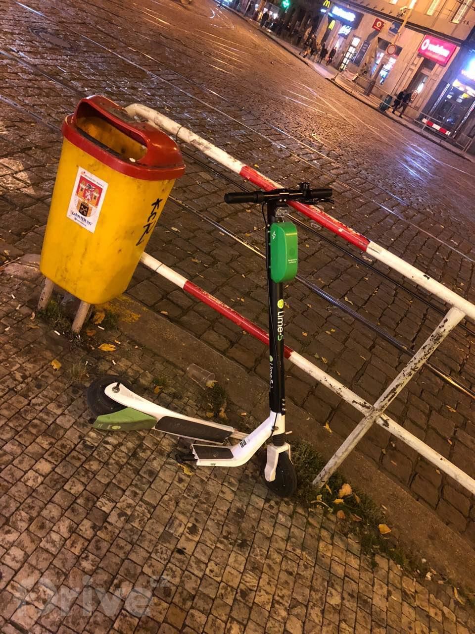 Rozbitá elektrokoloběžka Lime