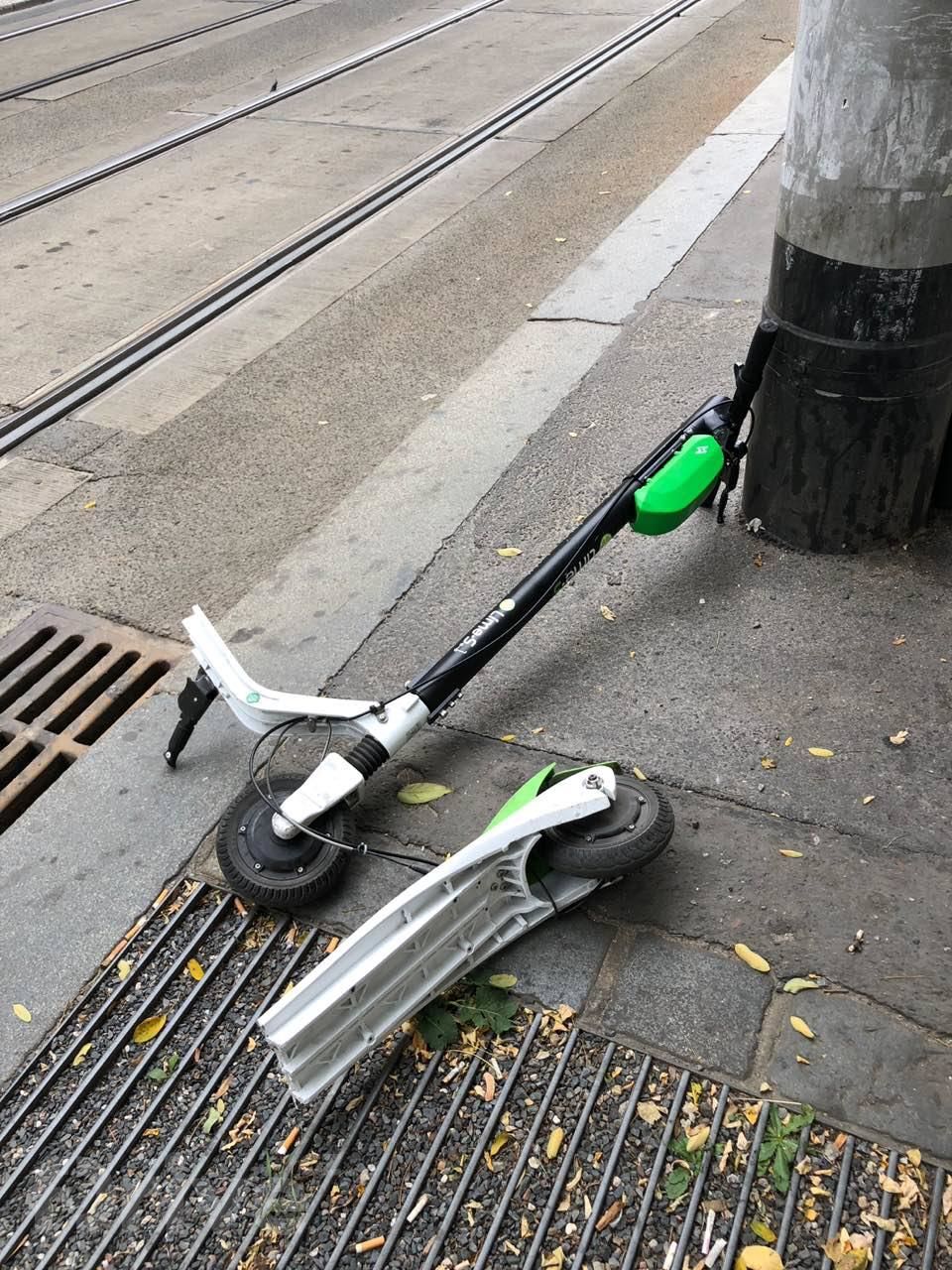 Rozbitá elektrokoloběžka Lime