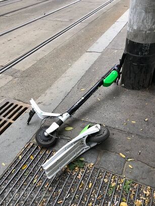 Rozbitá elektrokoloběžka Lime