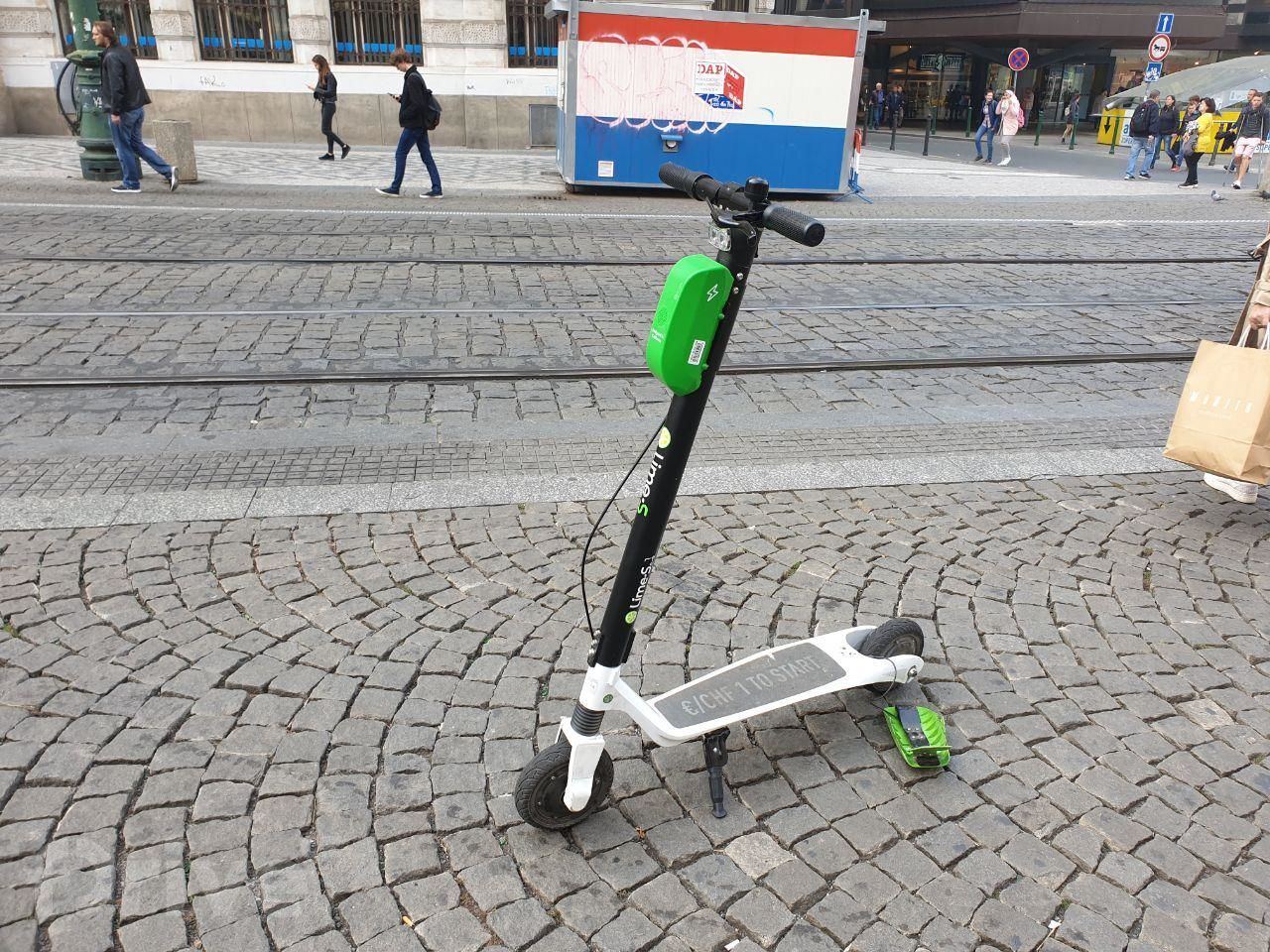 Rozbitá elektrokoloběžka Lime