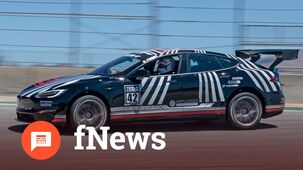 Plánovaná nejlevnější Tesla, elektrická závodní Škoda Fabia a další novinky – fNews #133