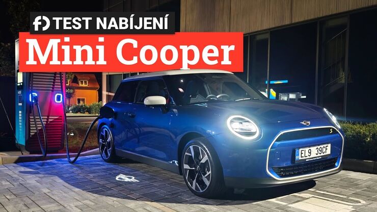 Malé Mini na velké nabíječce. Jak rychle se dobije?