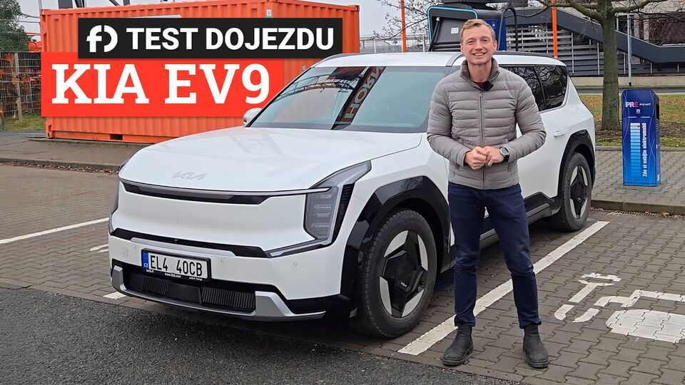 Mastodont v zimě na dálnici. Kolik na ní ujede KIA EV9?