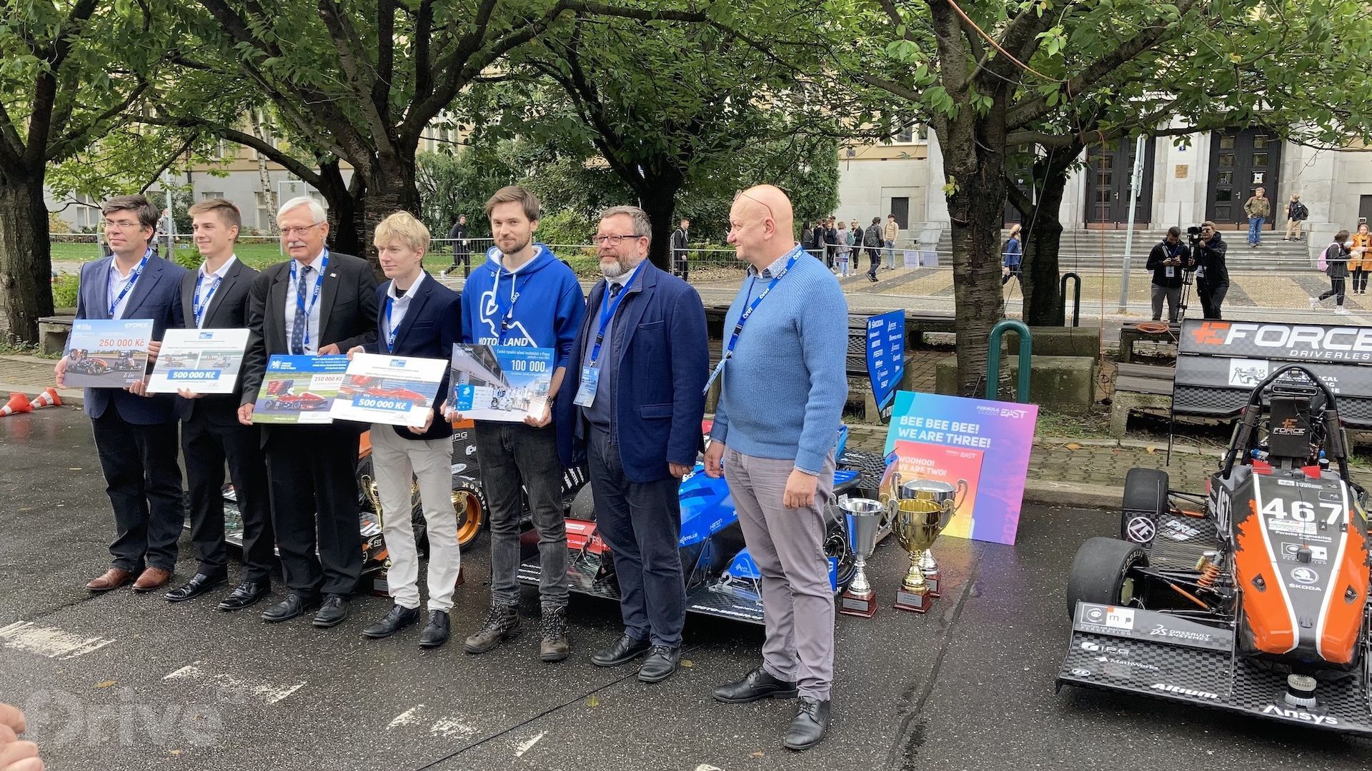 Šeky dostaly všechny týmy od rektorů i děkana ČVUT