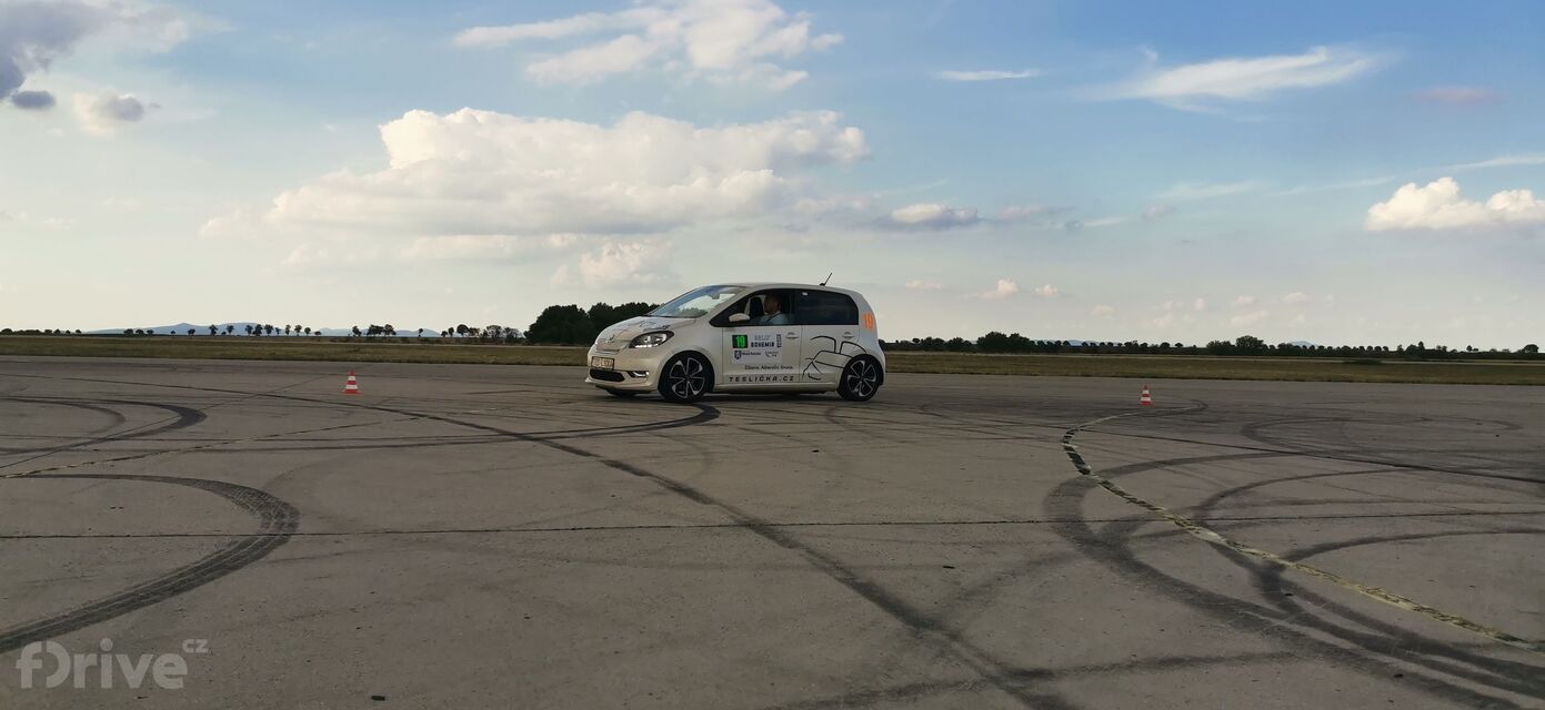 Škoda Citigo-e iV jede slalom
